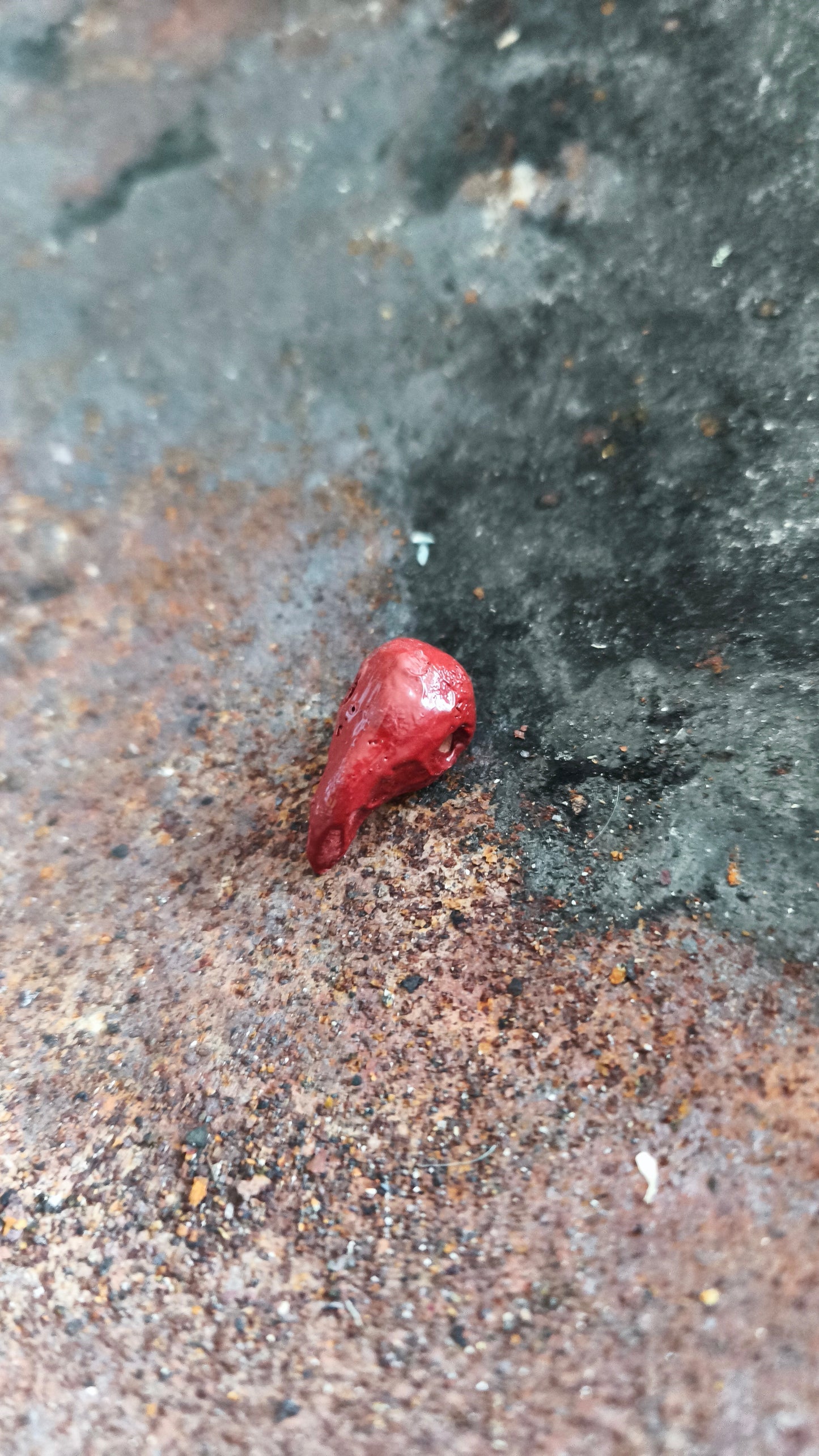 Raaf ravenkop hanger klein rood